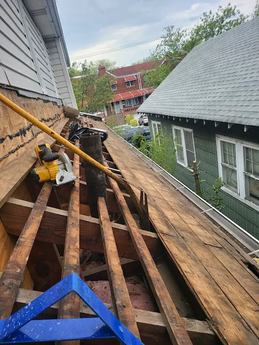 Roofing Repair Team Picture 1