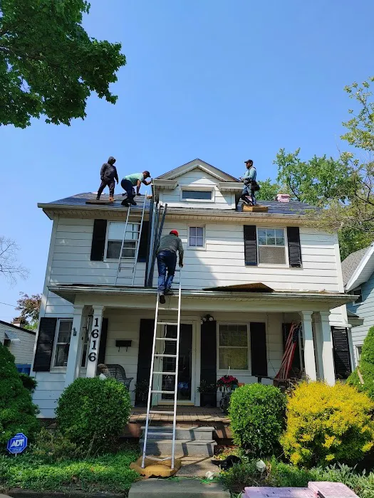 4 Guys And a Roof Picture 1