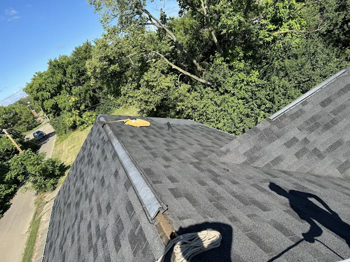 dmg roofing llc Picture 1
