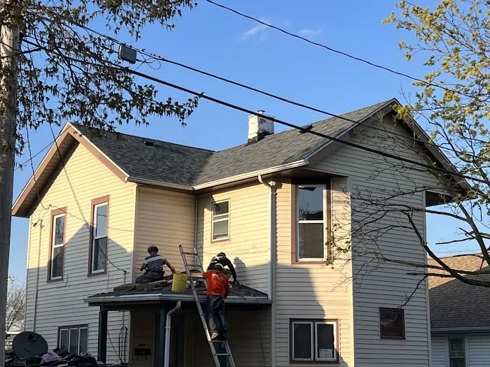 Distinct Exteriors & Roofer in Janesville Picture 4