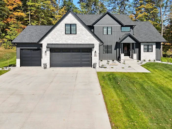 H AND S Roofing LLC Picture 2