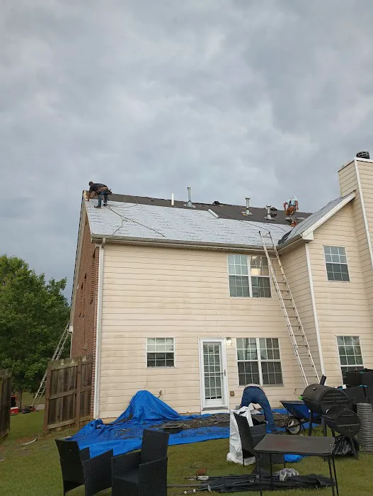 T&R ROOFING/GUTTERS Picture 1