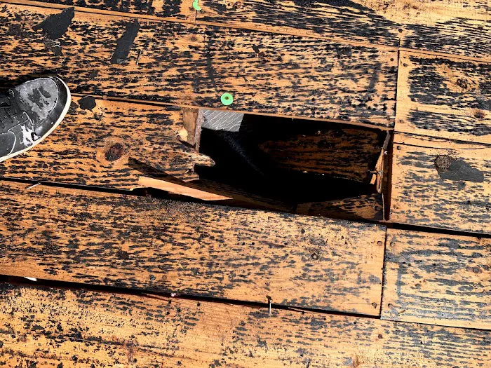 Red Roof Men Picture 8