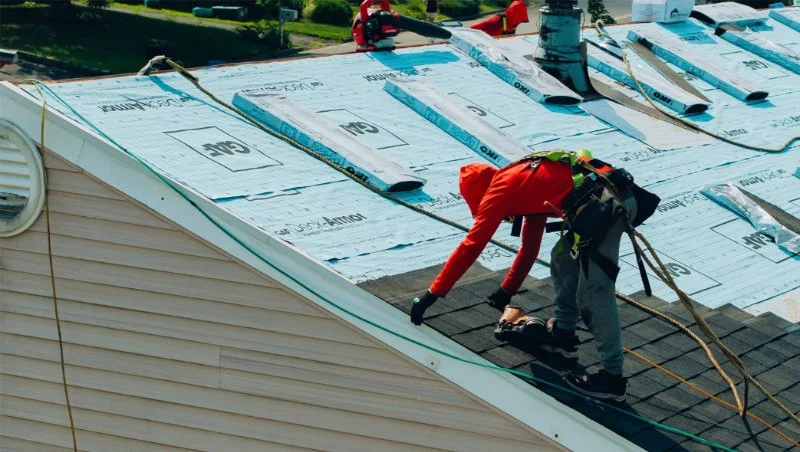 Emergency Roof Repair: What to Do When Your Roof Starts Leaking
